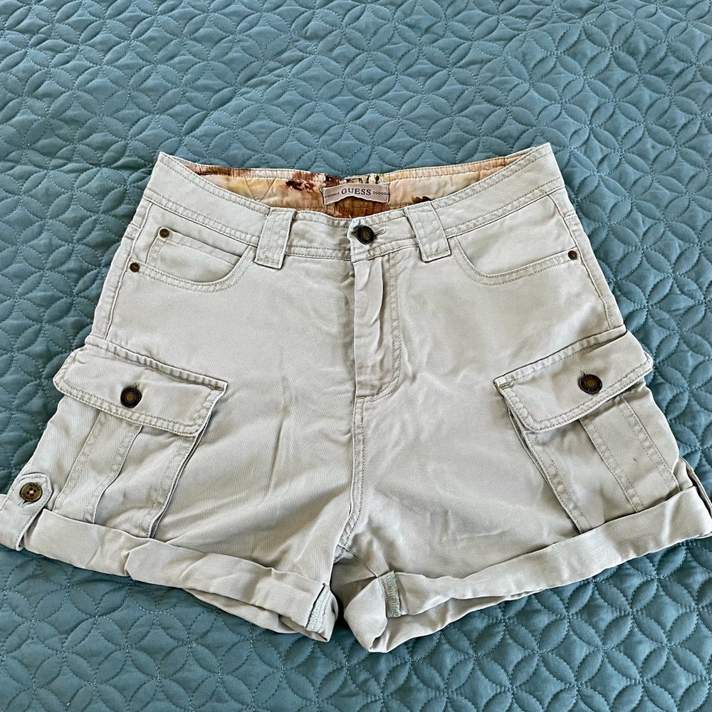 GUESS Iris Cuffed Cargo Shorts new without tags.